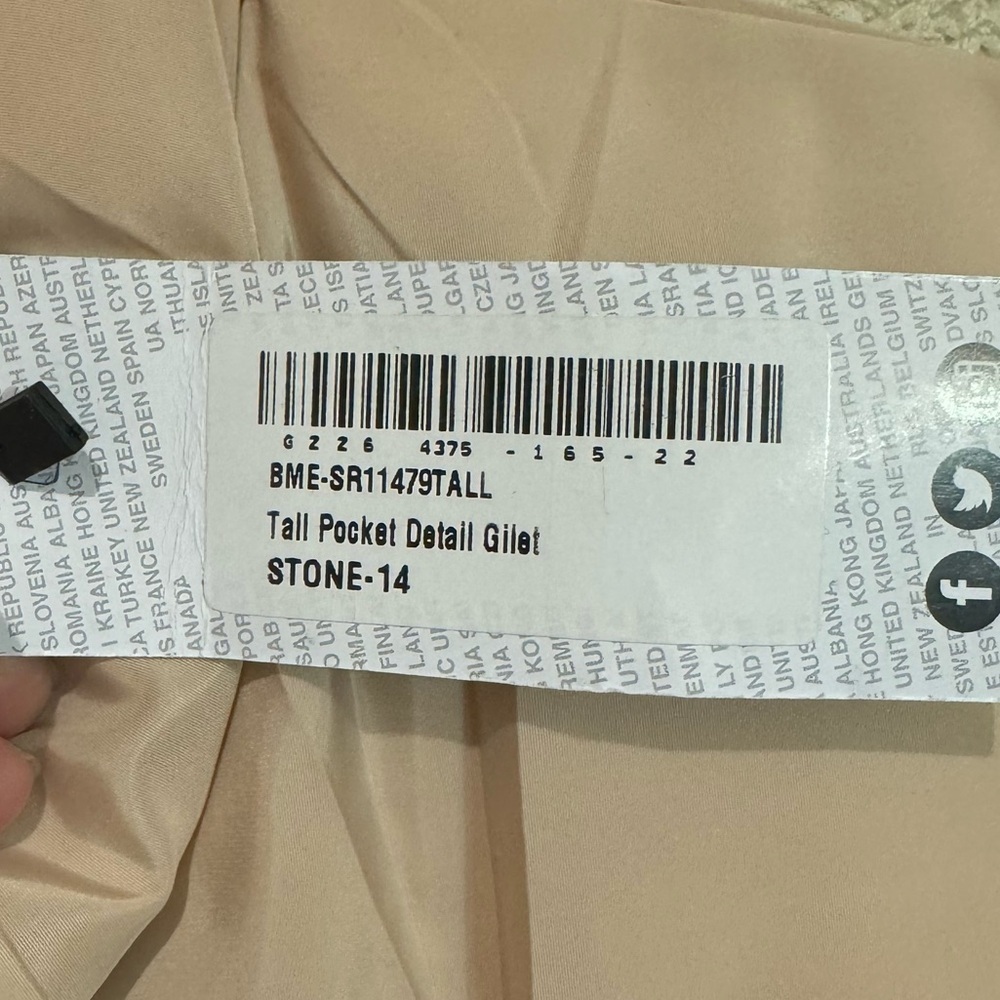 Boohoo Puffer Vest (TALL)-(NWT) - Picture 4 of 8